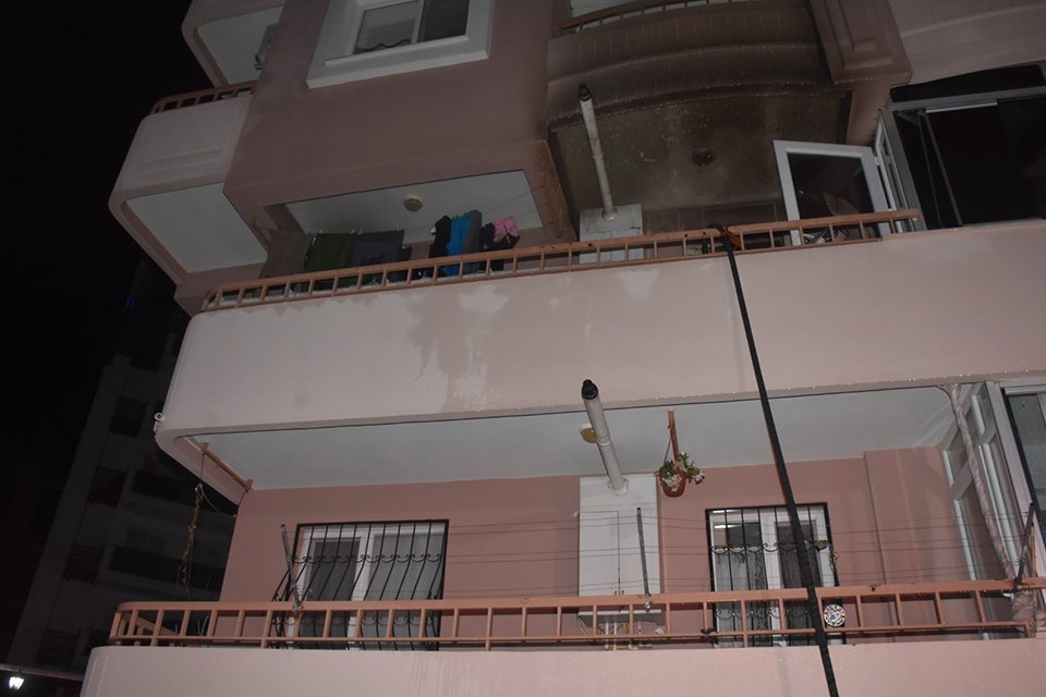 İzmir'in Buca ilçesinde, 8 katlı apartmanın 2'nci katındaki dairede çıkan