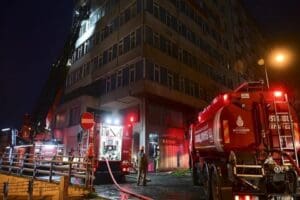 Şişli&rsquo;deki kullanılmayan 8 katlı binanın ikinci katında &ccedil;ıkan yangın itfaiye