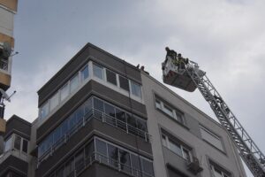 İzmir'in Bornova ilçesinde bir apartmanın çatısında çıkan yangında maddi hasar