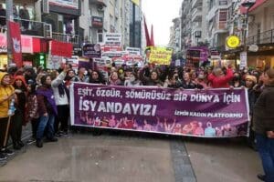 İZMİR'de 8 Mart D&uuml;nya Kadınlar G&uuml;n&uuml;'nde y&uuml;r&uuml;y&uuml;ş yapmak isteyen bir