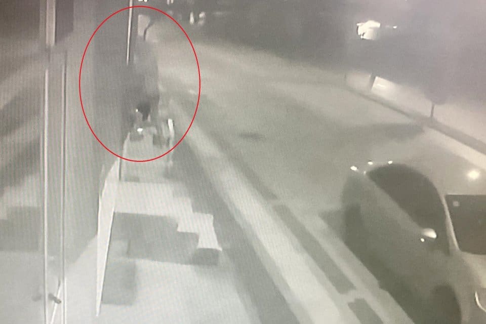 K&uuml;tahya&rsquo;da,&nbsp;giyim mağazasının kapısını 8 saniyede a&ccedil;arak i&ccedil;eri giren 3 ş&uuml;pheli,