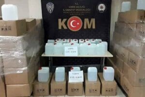 İZMİR'de, polis tarafından yapılan operasyonlarda 8 ton sahte etil alkol