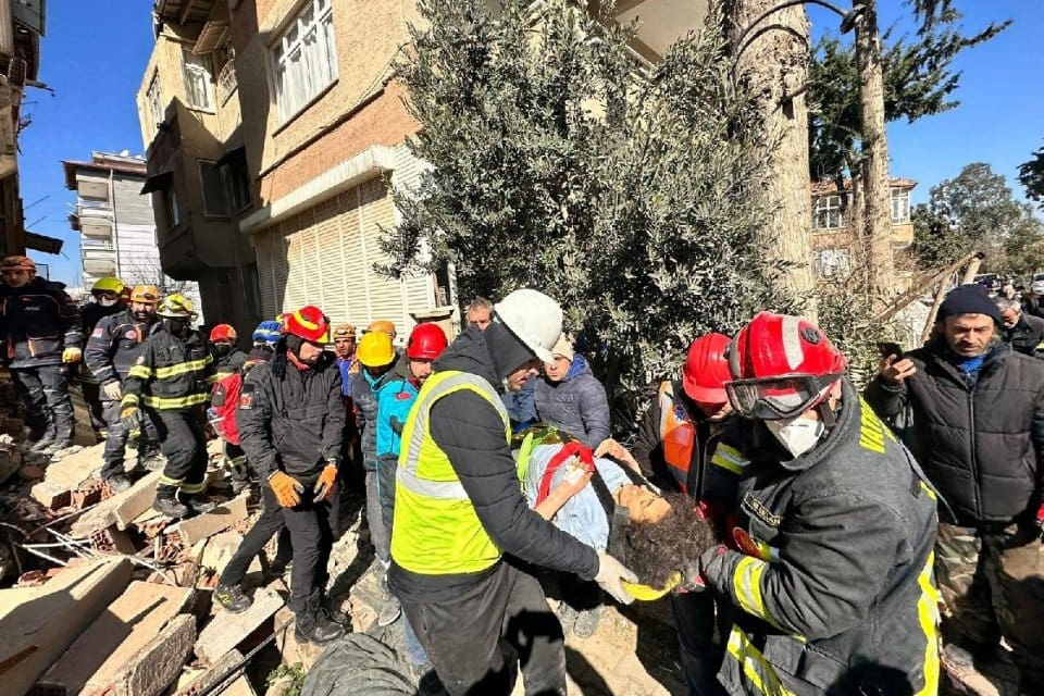 Hatay'da enkaz altında kalan 40 yaşındaki Selma Hasar, depremden 80