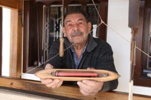 Denizli'nin Buldan il&ccedil;esinde yaşayan dokuma ustası Yaşar G&uuml;rbıyık (81), g&ouml;rev