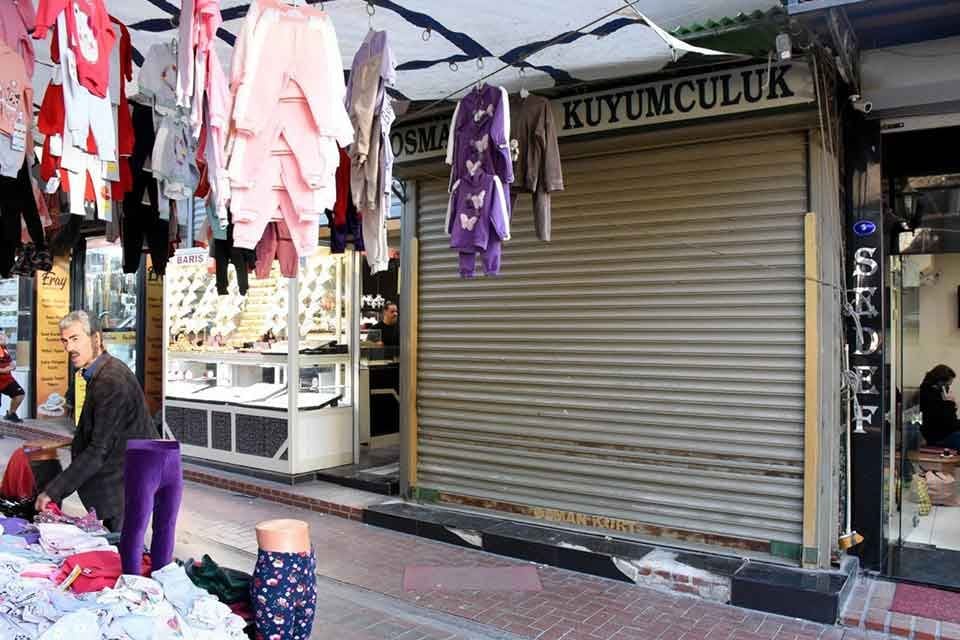 İZMİR'in Torbalı il&ccedil;esinde, 3 yıl &ouml;nce 82 kişiden topladıkları 100