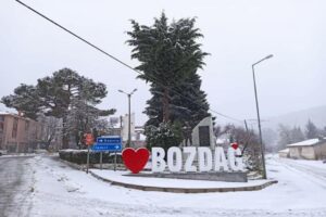 İzmir'in Ödemiş ilçesinin yüksek kesimlerine yılın ilk karı yağdı. Bozdağ