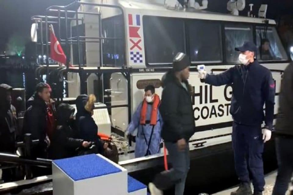 İzmir'in &Ccedil;eşme ve Dikili il&ccedil;esi a&ccedil;ıklarında yasa dışı yollarla yurt
