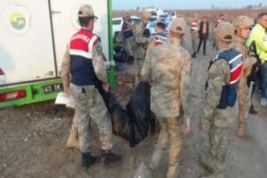 Şanlıurfa'nın Harran il&ccedil;esinde sulama kanalına devrilen ve 9 ka&ccedil;ak g&ouml;&ccedil;menin