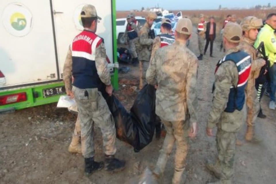 Şanlıurfa'nın Harran il&ccedil;esinde sulama kanalına devrilen ve 9 ka&ccedil;ak g&ouml;&ccedil;menin