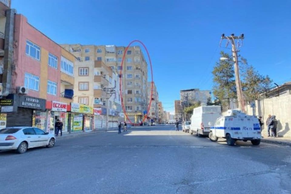 Diyarbakır'ın Bağlar il&ccedil;esinde, boşaltılan 9 katlı binanın &ccedil;&ouml;kme tehlikesi nedeniyle