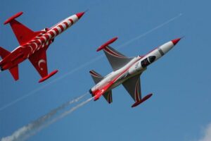Konya'da NF-5 tipi askeri gösteri uçağının düşmesi sonucu akrobasi timi