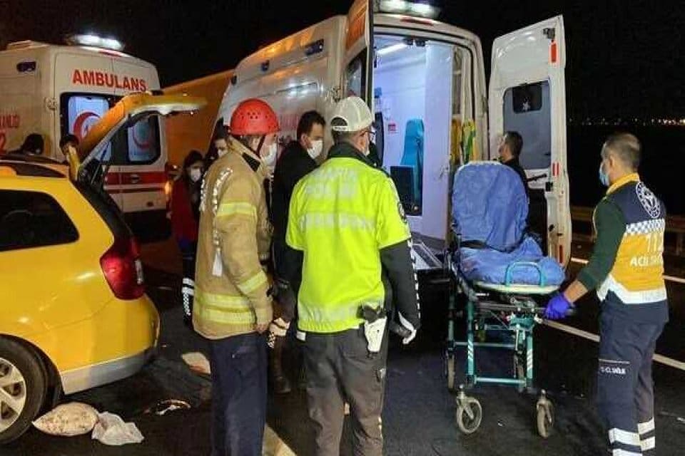 İstanbul'un TEM Otoyolu B&uuml;y&uuml;k&ccedil;ekmece Bayındır mevkisindeki trafik kazasında 10 kişi
