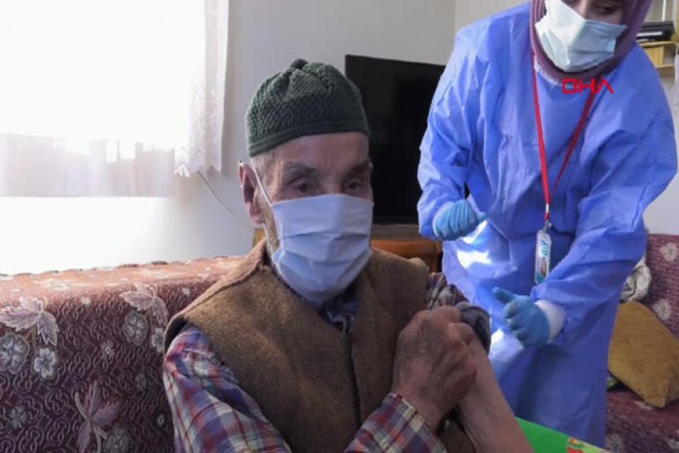 90 yaş ve üzeri vatandaşlar evlerinde aşılanmaya başlandı. İlk aşı