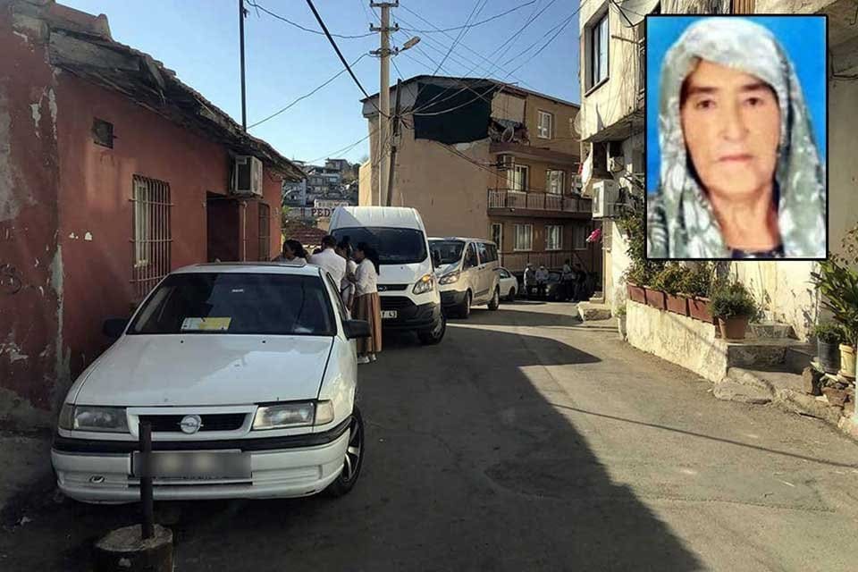İzmir&rsquo;in Karabağlar il&ccedil;esinde, annesi 96 yaşındaki Fatma Saman&rsquo;ı başına taşla