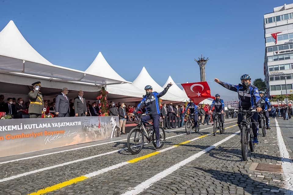 İzmir&rsquo;de 29 Ekim Cumhuriyet Bayramı kutlamaları sabah saatlerinde başladı.&nbsp; İzmir