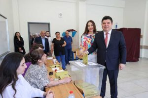 Buca Belediye Başkanı Erhan Kılıç, 13. Cumhurbaşkanı Seçimi’nde oyunu kullandı.