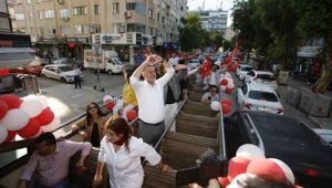 Başkan Serdar Sandal, akşam saatlerinde kurulan araç konvoyunda tüm mahalleleri