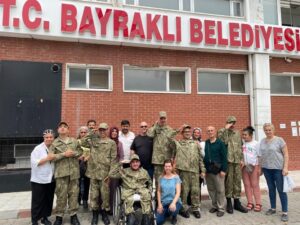 19 genç, bir günlüğüne askerlik yapmanın sevincini yaşarken, ailelerini de