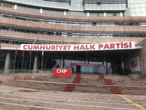 “Hiçbir şey olmamış gibi siyaset yapacağımızı düşünmesin hiç kimse” diyen