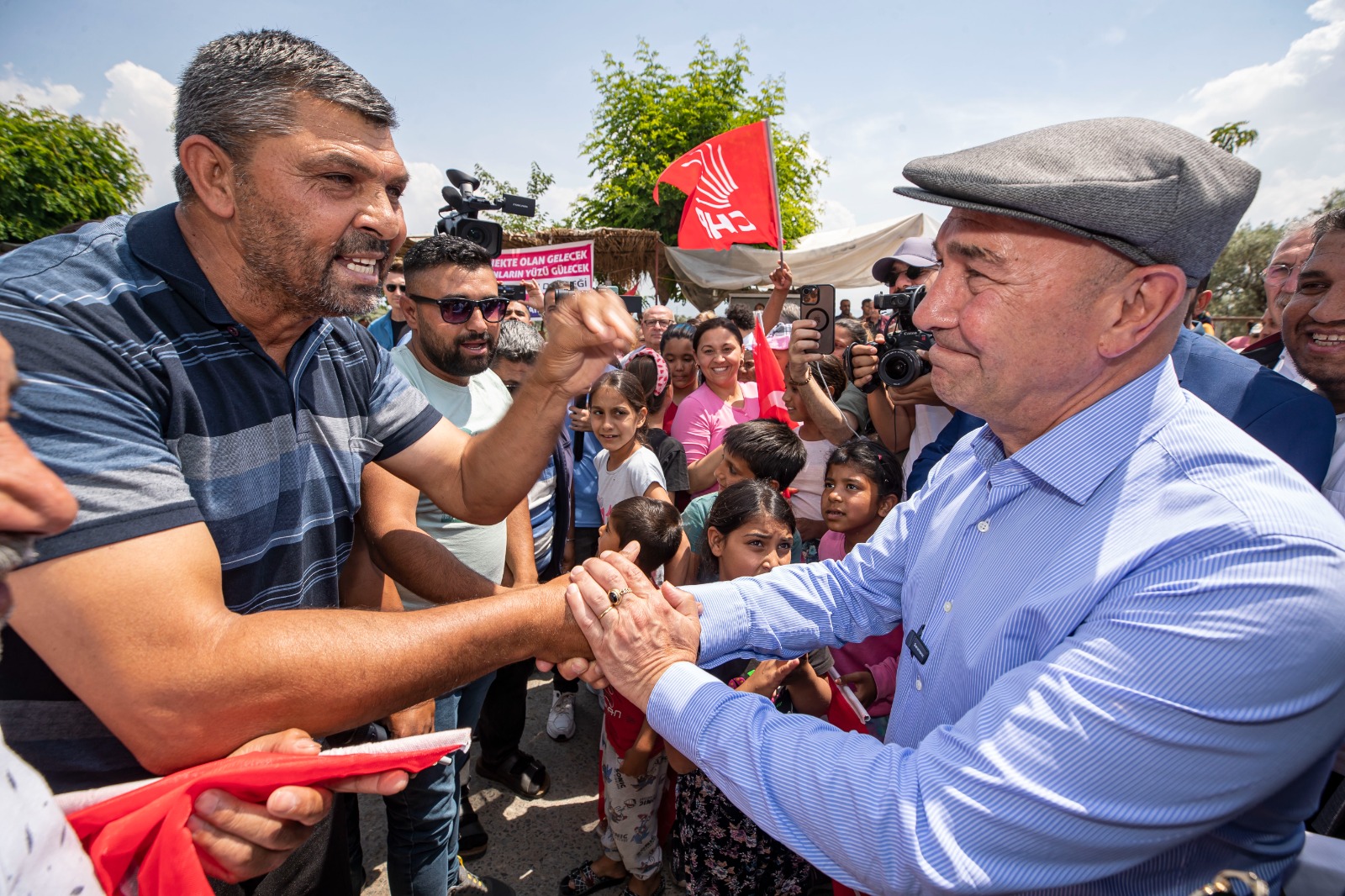 İzmir Büyükşehir Belediye Başkanı Tunç Soyer Bayındır’da Çırpı mahallesini ziyaret