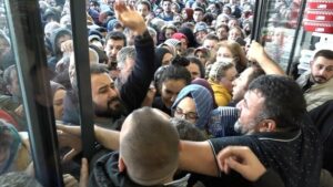 İstanbul Esenyurt’ta bir züccaciye mağazasının açılışında indirimli fiyatlardan yararlanmak isteyenler