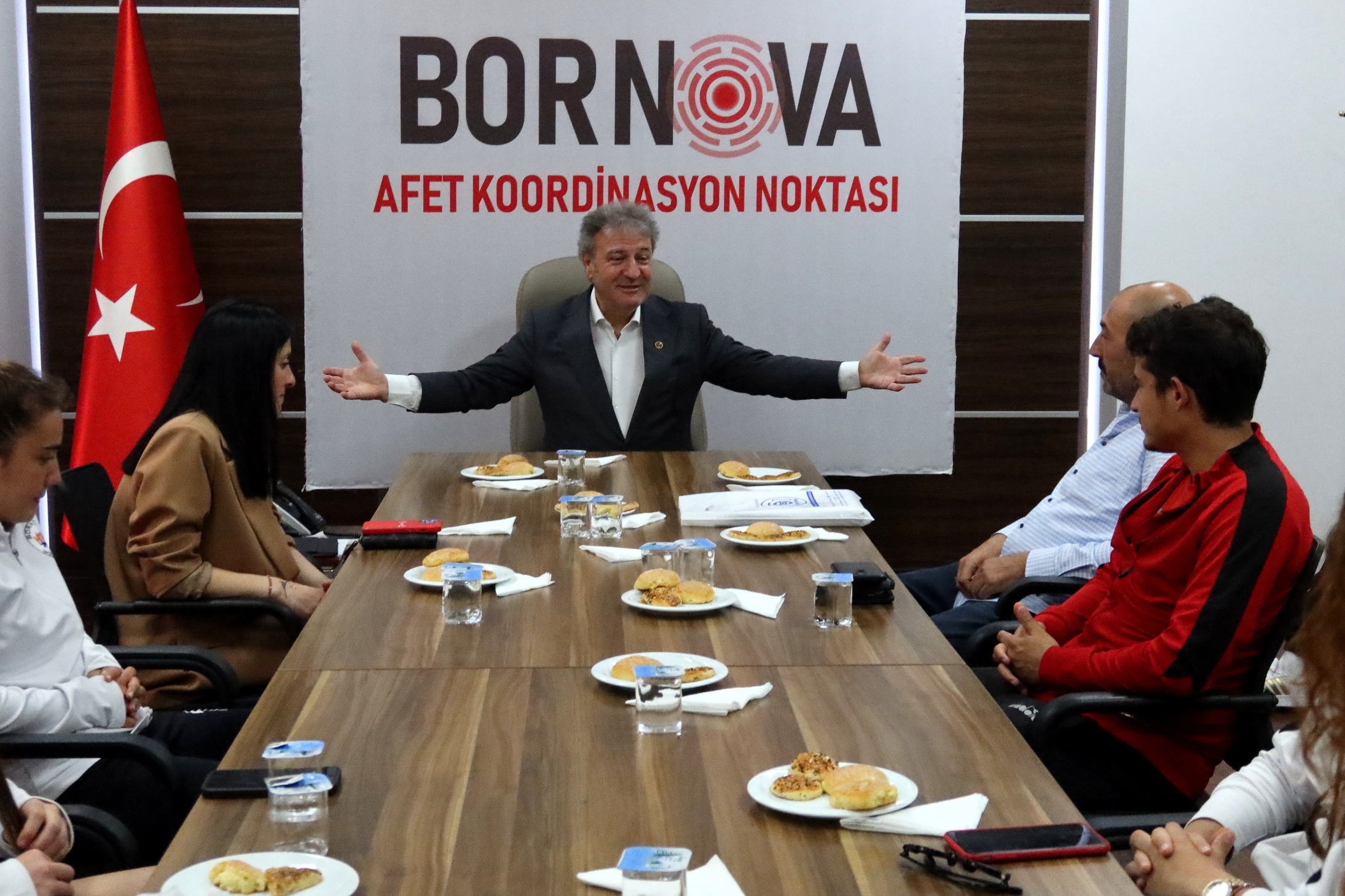 Başkan İduğ, şampiyonları ağırladı HİTAB Spor Kulübü Başkanı Hakan Beşyıldız ve teknik kadroyla birlikte