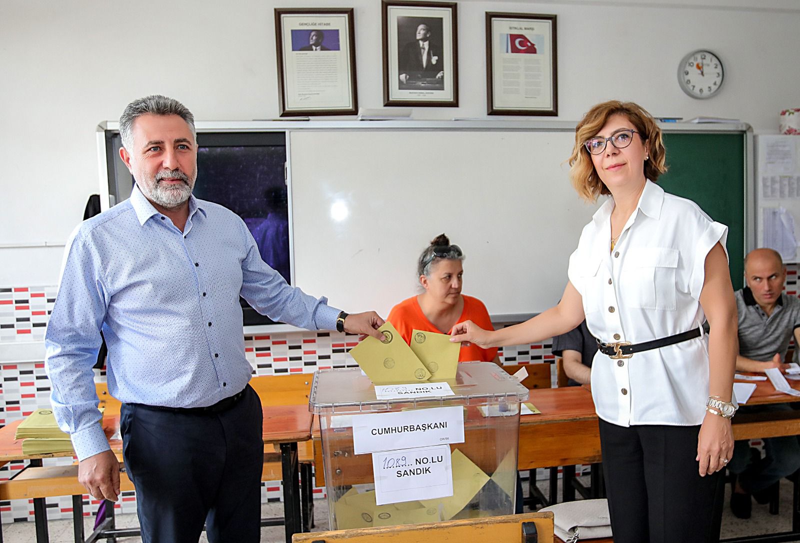 Bayraklı Belediye Başkanı Serdar Sandal, eşi Aylin Sandal ve oğlu