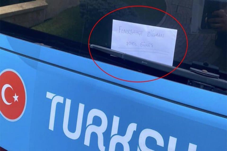 T&uuml;rkiye A Milli Takımı'nın kaldığı otelin &ouml;n&uuml;ndeki takım otob&uuml;s&uuml;n&uuml;n &uuml;zerine