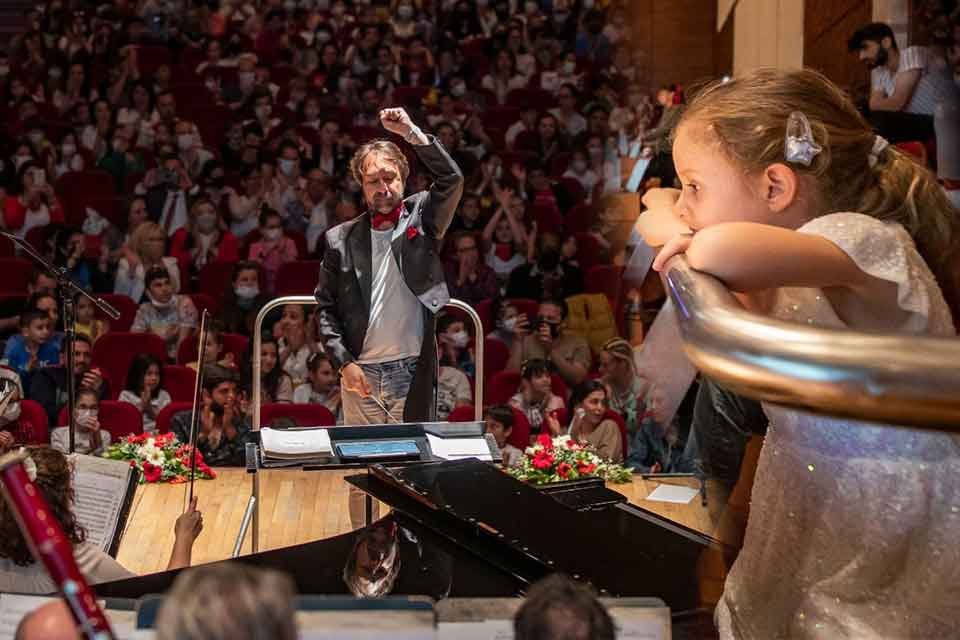 İzmir B&uuml;y&uuml;kşehir Belediyesi g&uuml;n boyu s&uuml;ren 23 Nisan Ulusal Egemenlik