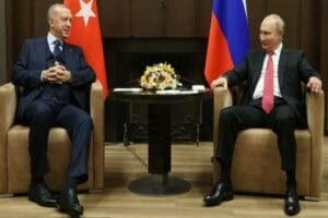 Avrupa'da g&ouml;&ccedil;men krizi b&uuml;y&uuml;yor… Belarus'tan sınıra dayanan binlerce ka&ccedil;ak g&ouml;&ccedil;men,