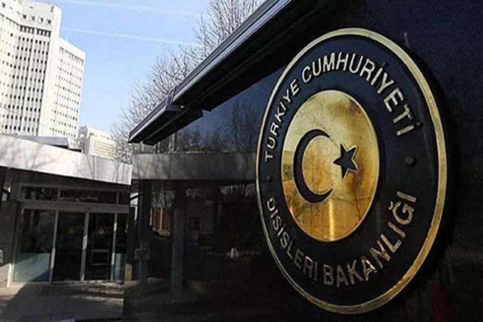 ABD B&uuml;y&uuml;kel&ccedil;isi&nbsp;Jeff Flake'in,&nbsp;Dışişleri&nbsp;Bakanlığı'na &ccedil;ağrıldığı, İstanbul&rsquo;da d&uuml;zenlenen CHP'nin mitingi &ouml;ncesinde yayınlanan