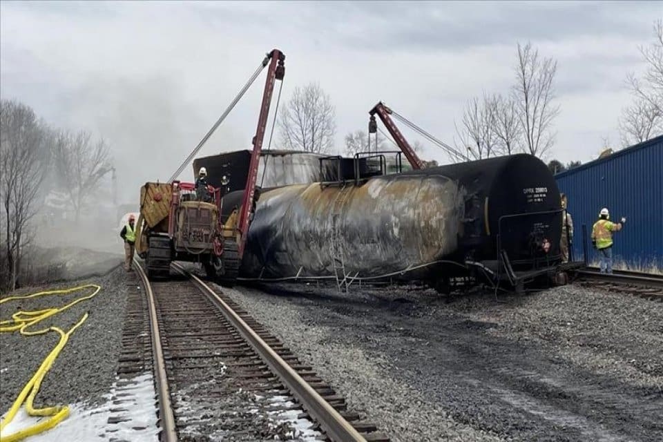 ABD'de tehlikeli madde taşıyan tren raydan &ccedil;ıktı. Raydan &ccedil;ıkan vagonların