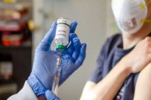 ABD'den Pfizer ve BioNTech'in g&uuml;ncellenen yeni tip koronavir&uuml;s (Covid-19) aşısına