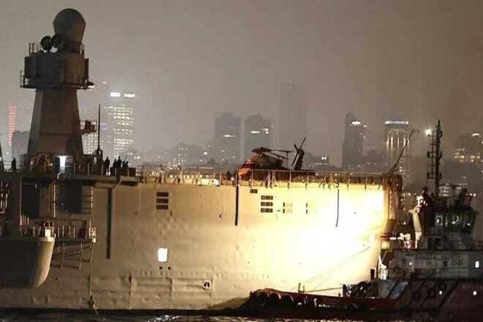 ABD donanmasına ait "USS Mount Whitney" adlı amfibi komuta kontrol