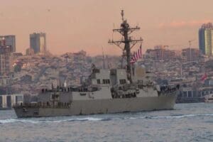 ABD donanmasına ait savaş gemisi USS Nitze, Dolmabah&ccedil;e a&ccedil;ıklarında demirledi.