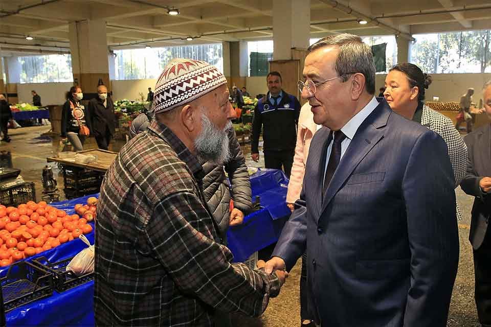 Konak Belediye Başkanı Abd&uuml;l Batur&rsquo;un d&uuml;zenli olarak ger&ccedil;ekleştirdiği esnaf ziyaretlerinin