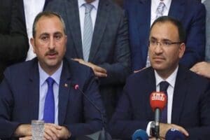 Abdulhamit G&uuml;l'&uuml;n 'Adalet Bakanlığı g&ouml;revinden affını istemesiyle' hareketlenen AK Parti