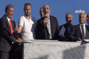Aşı karşıtları, Ankara&rsquo;da &ldquo;B&uuml;y&uuml;k Uyanış Başkent&rdquo; mitingi d&uuml;zenledi. Yazar Abdurrahman