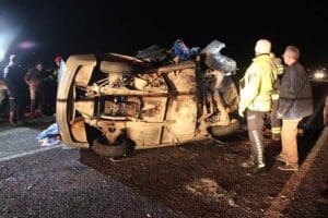 Yol kenarında park halinde bulunan otomobile TIR'ın &ccedil;arptı. Kazada otomobilin