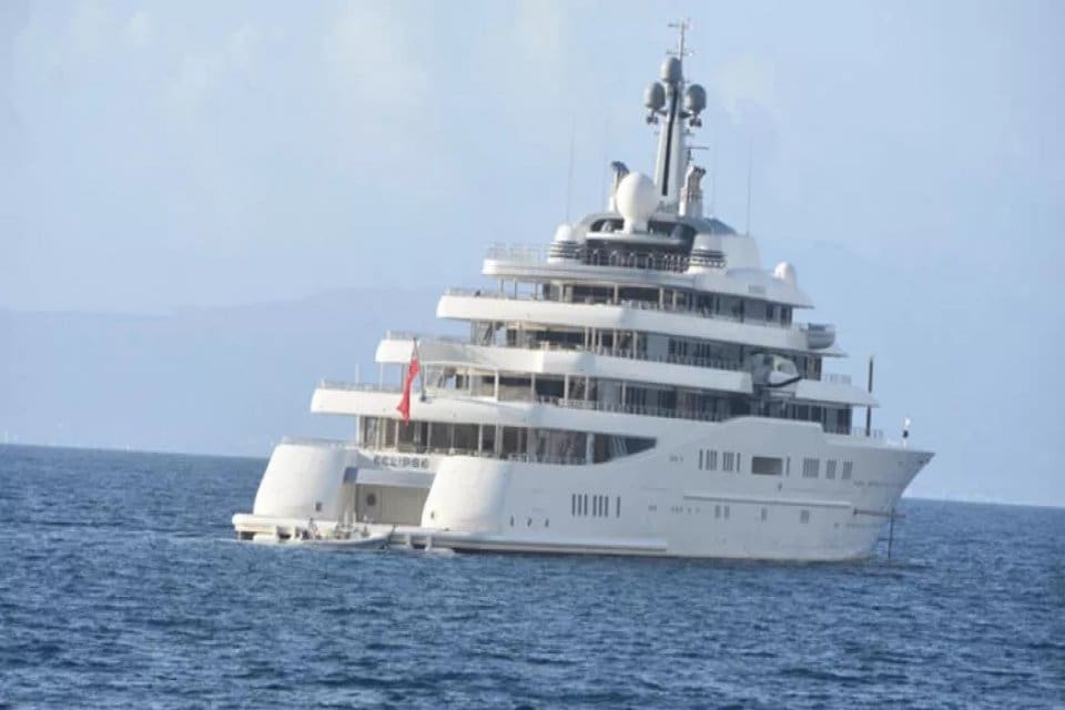 Rus milyarder Roman Abramovi&ccedil;'in l&uuml;ks yatı 'Eclipse" Muğla'nın Bodrum il&ccedil;esinde,