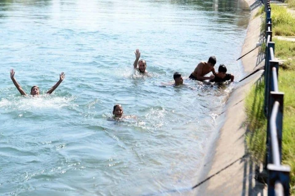 Adana'da, hava sıcaklığının y&uuml;ksek seyretmesi nedeniyle yaz boyunca sulama kanallarına