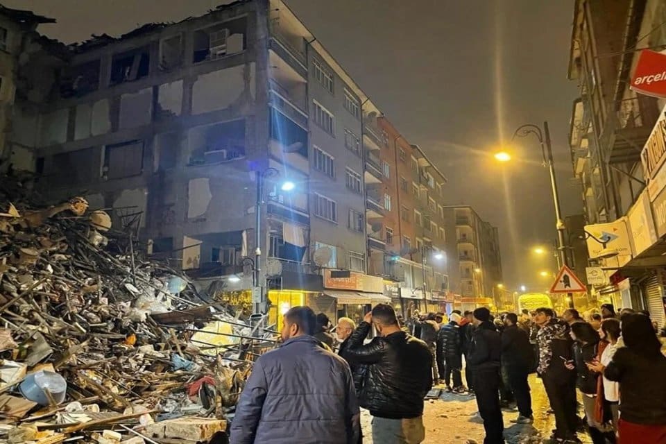 Sabah saat 4.17'de Kahramanmaraş'ın Pazarcık il&ccedil;esi merkezli 7,4 b&uuml;y&uuml;kl&uuml;ğ&uuml;nde deprem