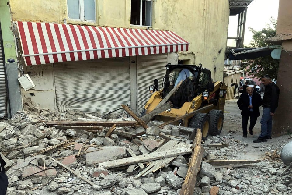 Merkez &uuml;ss&uuml; Buca il&ccedil;esi olan 4.9'luk deprem kente b&uuml;y&uuml;k panik