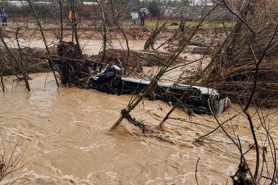 İzmir'in Menderes ilçesinde sağanak nedeniyle yaşanan sel felaketinde suya kapılıp,