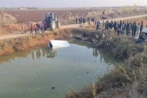 Şanlıurfa'da sulama kanalına d&uuml;şen minib&uuml;steki 6 ka&ccedil;ak g&ouml;&ccedil;menin hayatını&nbsp;kaybederken 5
