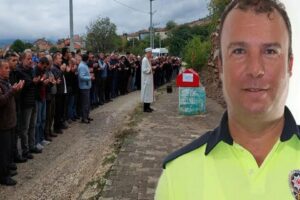 Balıkesir&rsquo;in Ayvalık il&ccedil;esinde&nbsp;beyin kanaması&nbsp;ge&ccedil;irip, hayatını kaybeden&nbsp;polis memuru Hakan Duyar&nbsp;(46), memleketi&nbsp;Eskişehir'de