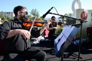 Karşıyaka Belediyesi Oda Orkestrası (KODA), sıcak yaz akşamlarında klasik m&uuml;zik
