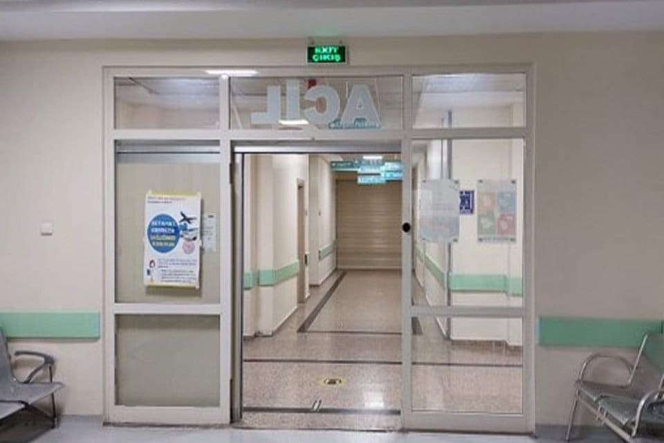Adana &Ccedil;ukurova Devlet Hastanesi acil servisine trafik kazasında yaralı olarak