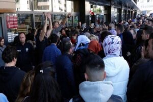 Bursa'da, ev eşyası satan mağaza, a&ccedil;ılışa &ouml;zel kampanya d&uuml;zenleyince izdiham