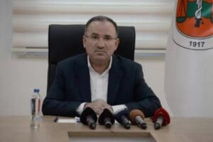 Adalet Bakanı Bekir Bozdağ, yaptığı a&ccedil;ıklamada deprem b&ouml;lgesindeki davaların 2